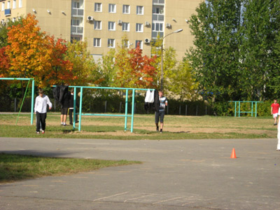 Урок физической культуры на стадионе школы.